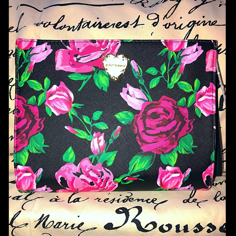 NWT. Floral Betsey Johnson Clutch/Wristlet. ❤️❤️❤️